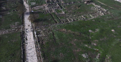 Efes Antik Kenti'nde Sıradışı Buluntular: Mermer Küvet ve Heykel