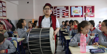 Erzurum'da İlkokul Öğrencileri Ramazan Coşkusunu Davul ve Manilerle Kutladı