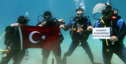 Fethiye'de Dalgıçlardan Su Altında Bayram Kutlaması