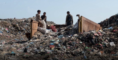 Gazze’de Çocuklar, Çöp Yığınları Arasında Yaşam Savaşı Veriyor
