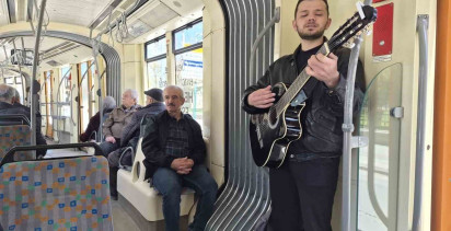 Genç Müzisyenin Tramvayda Gitar Konseri