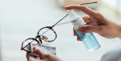 Gözlük camı için uğraşmaya son: Temizlemesi bu kadar basit