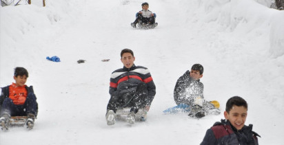 Hizan'da Kar Eğlencesi: Çocuklar Kızaklarla Kaydı