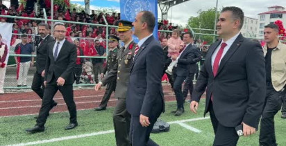 Iğdır'da 19 Mayıs Coşkusu: Minik Öğrenciden Valiye Anlamlı Hediye