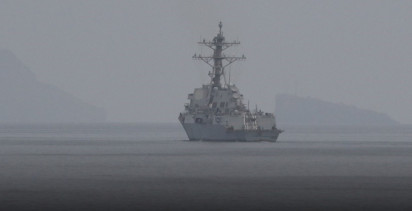 İran Devrim Muhafızları,  ABD'nin deniz ablukası devam ettiğinden dolayı Hürmüz Boğazı'nı tekrar kapattıklarını açıkladı