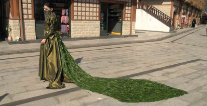 İranlı öğrenci 5 bin çay yaprağı kullanarak elbise tasarladı