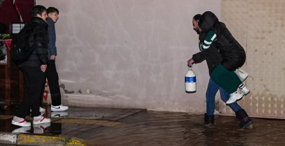 İzmir'de Şiddetli Yağmur Sonrası Trajedi: Sürücü Mahsur Kaldı