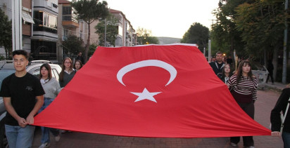 Kula'da 19 Mayıs Coşkusu Fener Alayı ile Yükseldi