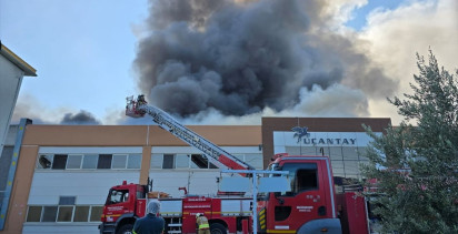 Manisa'daki Şekerleme Fabrikasında Yangın Panic Yaratıyor