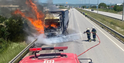 Merzifon'da Seyir Halindeki Tırda Yangın Çıktı