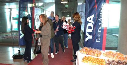 Muğla'da Sezonun İlk Turist Kafilesi Çiçeklerle Karşılandı