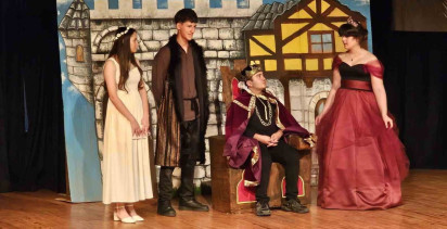 Nazilli Mesleki ve Teknik Anadolu Lisesi Tiyatro Topluluğu 'Hamlet' ile Sahne Aldı