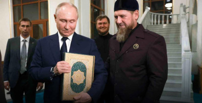 Putin, Hz. İsa Camii’nde Kur’an-ı Kerim’i Öptü