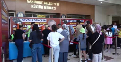 Şahinbey'de öğrencilere spor ayakkabı dağıtma geleneği devam ediyor
