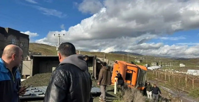 Siirt'te Trafik Kazası: Kamyon Devrildi, Uzun Araç Kuyruğu Oluştu