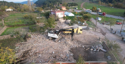 Sındırgı'da Deprem Sonrası Yıkım Çalışmaları Devam Ediyor