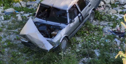 Sinop’ta otomobil şarampole uçtu, 2 kişi yaralandı
