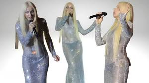 “Sosyal Medya Gülşen’in Kıyafetini Tartışıyor: Sanat mı, Cesaret mi?”