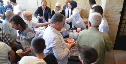 Tercan’da tarihi kervansarayda aşure ikramı gerçekleşti