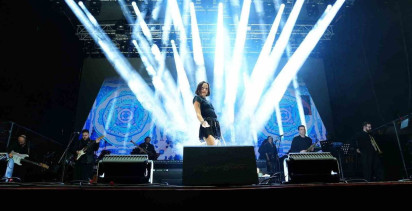 Zeynep Bastık Manisa'da Gençlik Festivalini Coşturdu