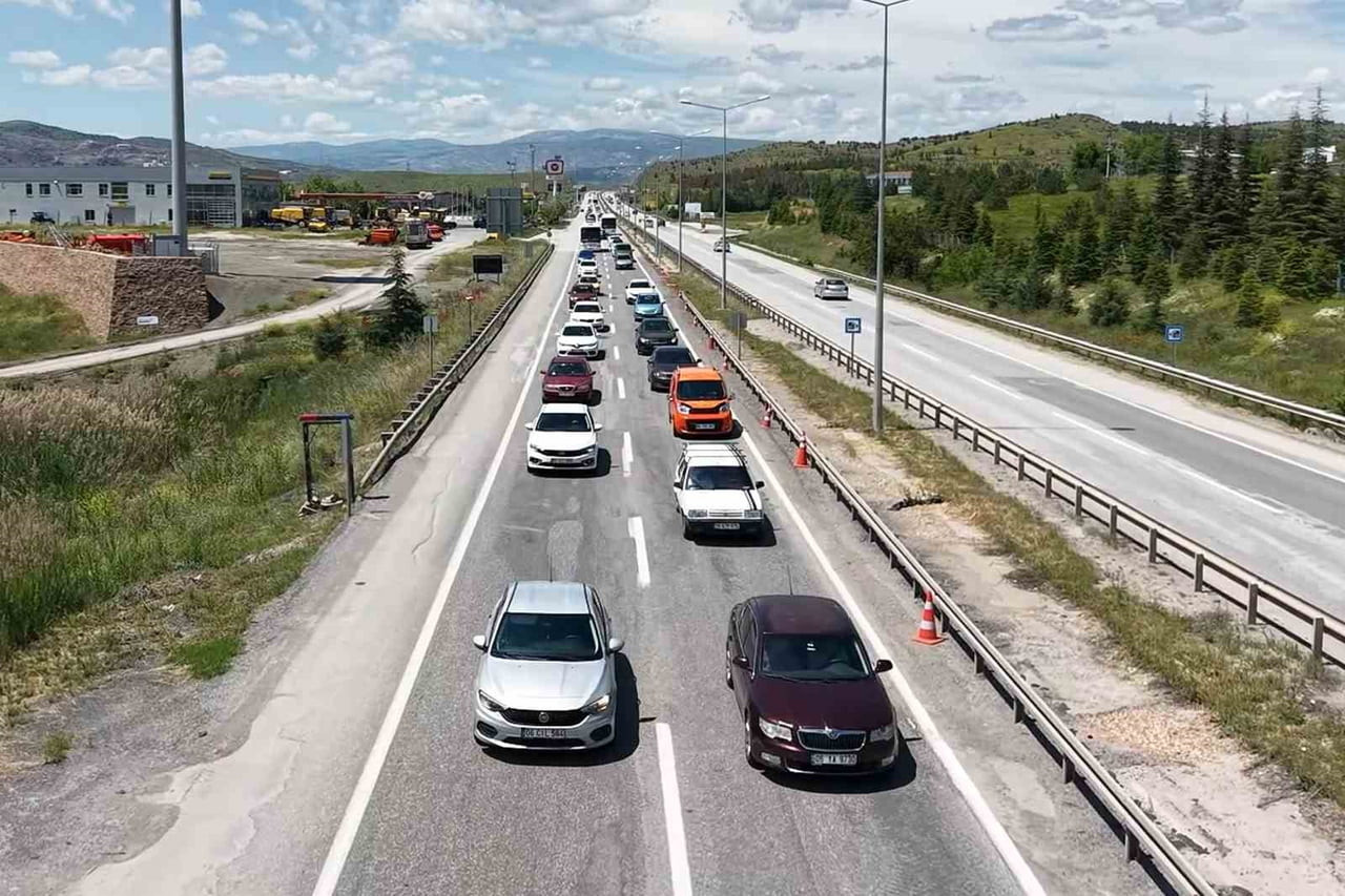 43 İLİN GEÇİŞ NOKTASI OLAN "KİLİT KAVŞAK" KIRIKKALE’DE, KURBAN BAYRAMI AREFESİNDE TRAFİK...