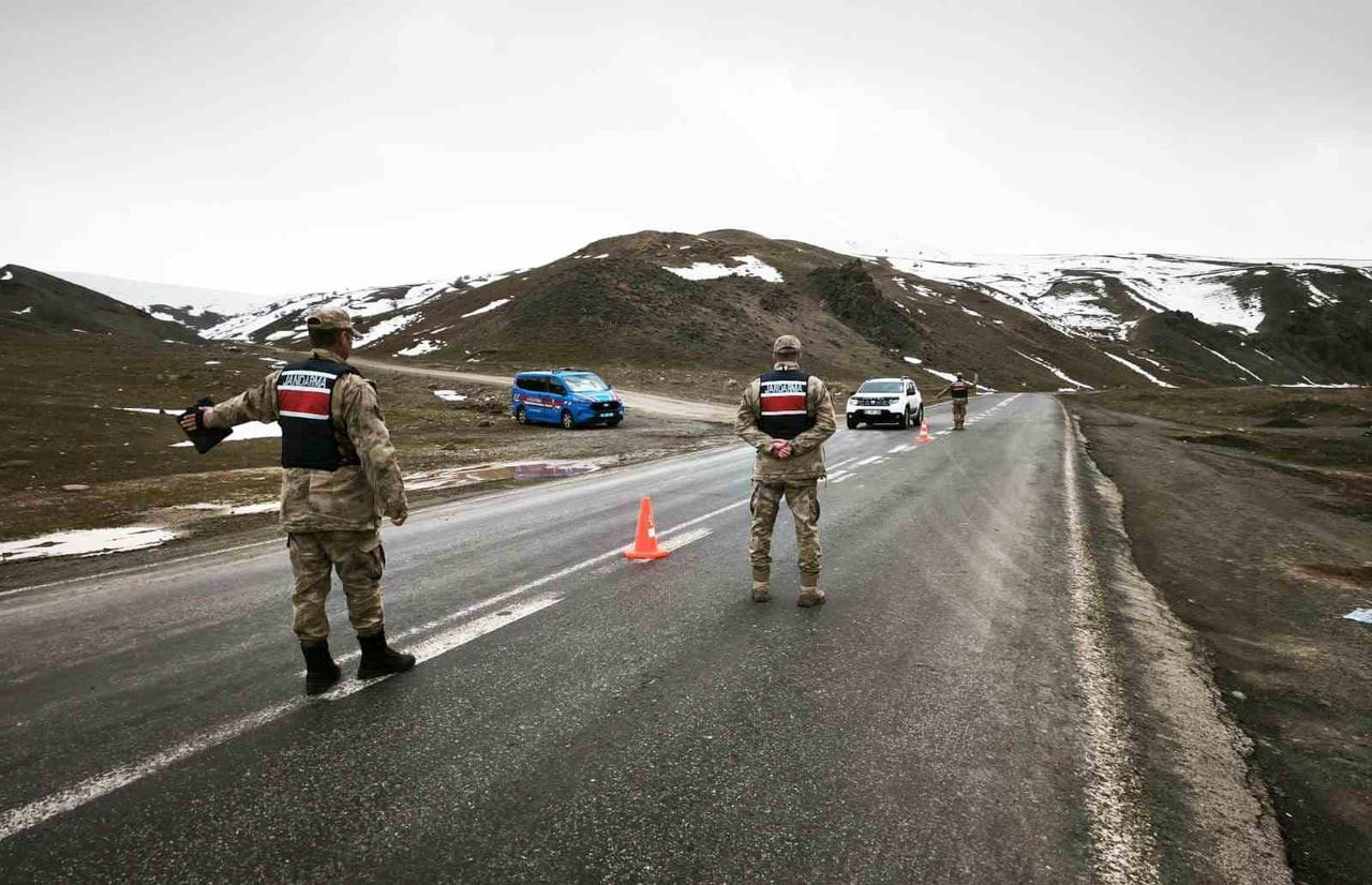 49 TİM VE 207 PERSONELİN KATILIMIYLA YAPILAN UYGULAMALARDA 4 BİN 951 ŞAHIS İLE BİN 179 ARAÇ...