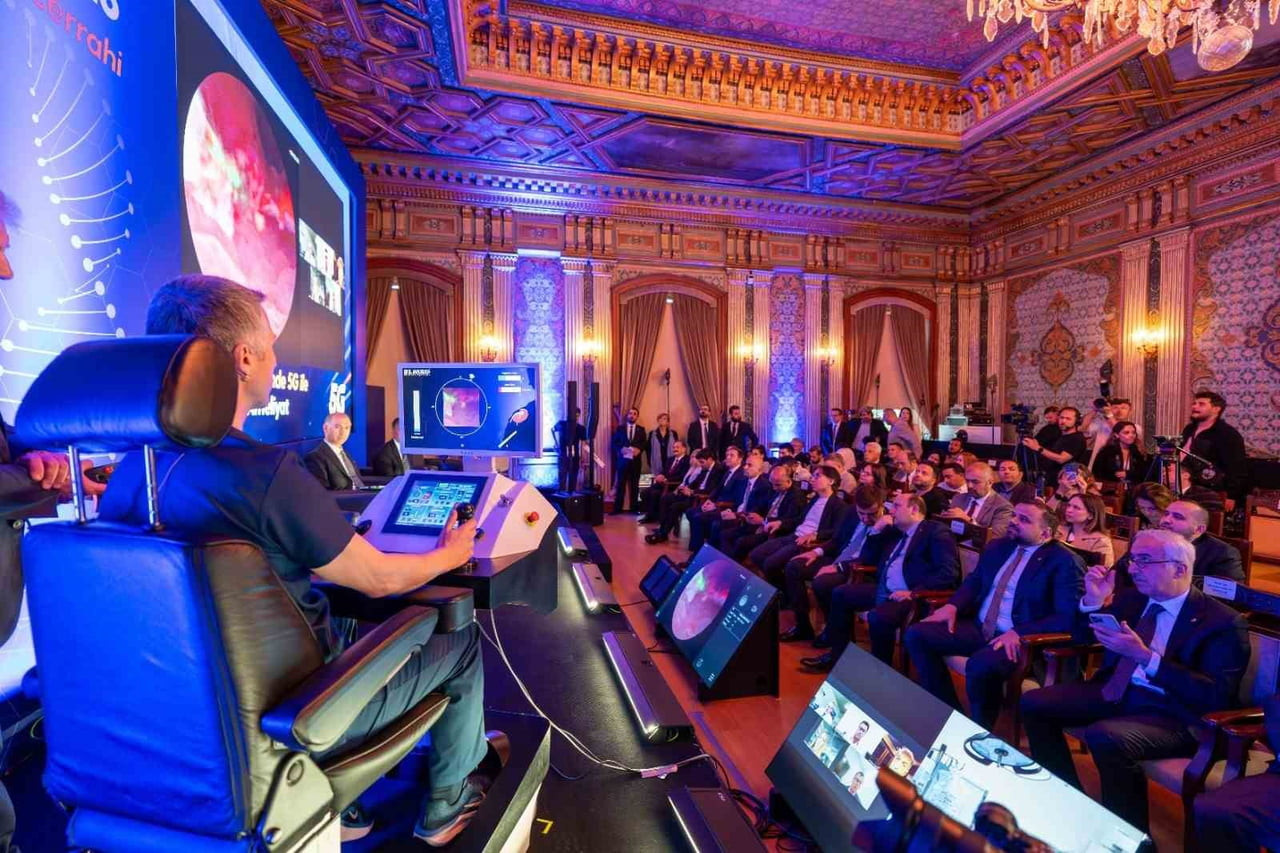 5G TEKNOLOJİSİYLE, MUŞ DEVLET HASTANESİ'NDEKİ TEDAVİ GÖREN BİR HASTANIN AMELİYATI, İSTANBUL...