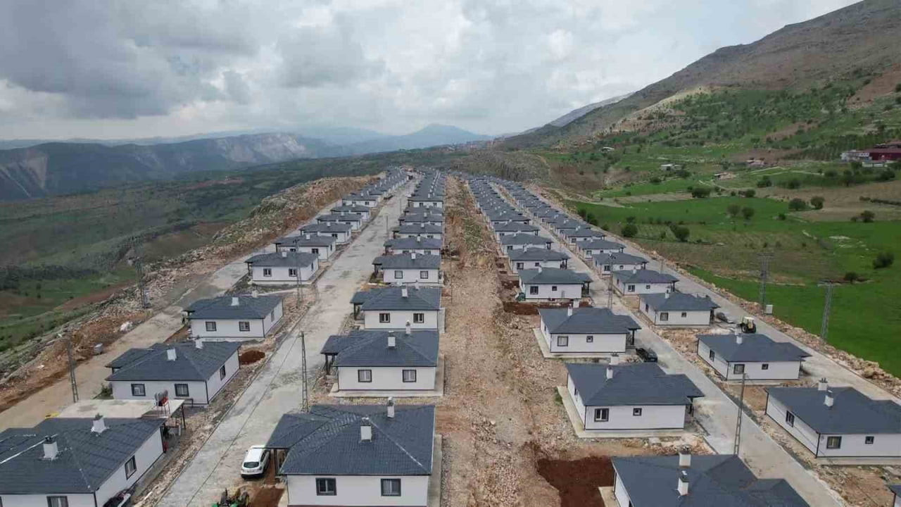 6 ŞUBAT DEPREMLERİNDE ADIYAMAN’IN TUT İLÇESİNE BAĞLI KAŞLICA KÖYÜ PAMUKLU MEZRASINDA BULUNAN 76...