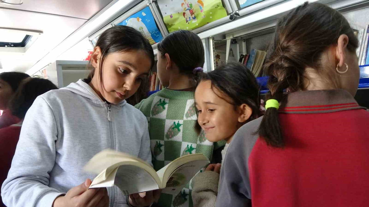 62. KÜTÜPHANE HAFTASI ÇERÇEVESİNDE GEZİCİ KÜTÜPHANE OTOBÜSÜ YOZGAT ÇALATLI KÖYÜNDE BULUNAN HÜSEYİN...