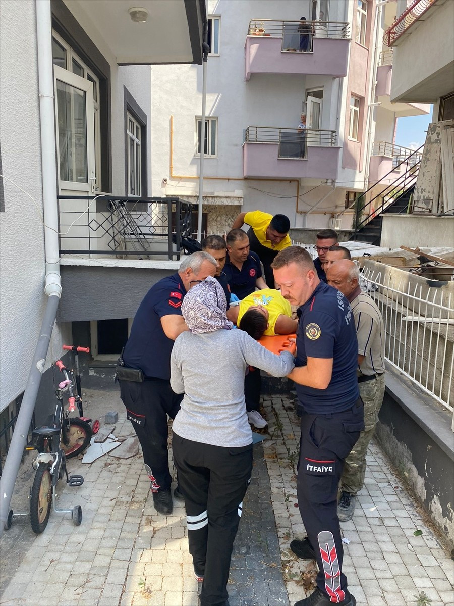 Isparta'da, bacağına demir korkuluk saplanan 12 yaşındaki çocuk hastaneye kaldırıldı.
 
