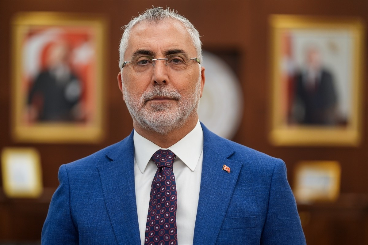 Çalışma ve Sosyal Güvenlik Bakanı Vedat Işıkhan,
8. Dönem Kamu Toplu Sözleşmesi sürecine ilişkin...