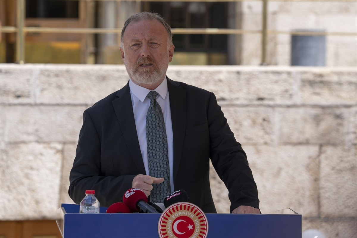 DEM Parti Grup Başkanvekili Sezai Temelli,
Meclis'te düzenlediği basın toplantısında gündeme...