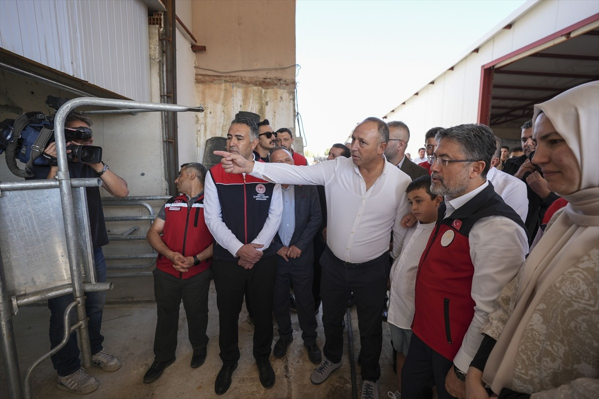 Tarım ve Orman Bakanı İbrahim Yumaklı, 
Ankara'nın Polatlı ilçesindeki bir besi çiftliğine...