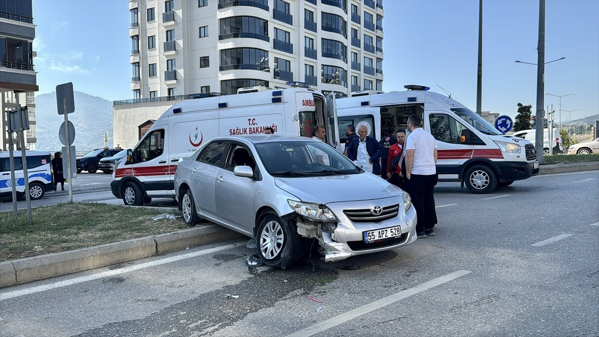 Samsun'un İlkadım ilçesinde iki otomobilin çarpışması sonucu 2 kişi yaralandı.
 
