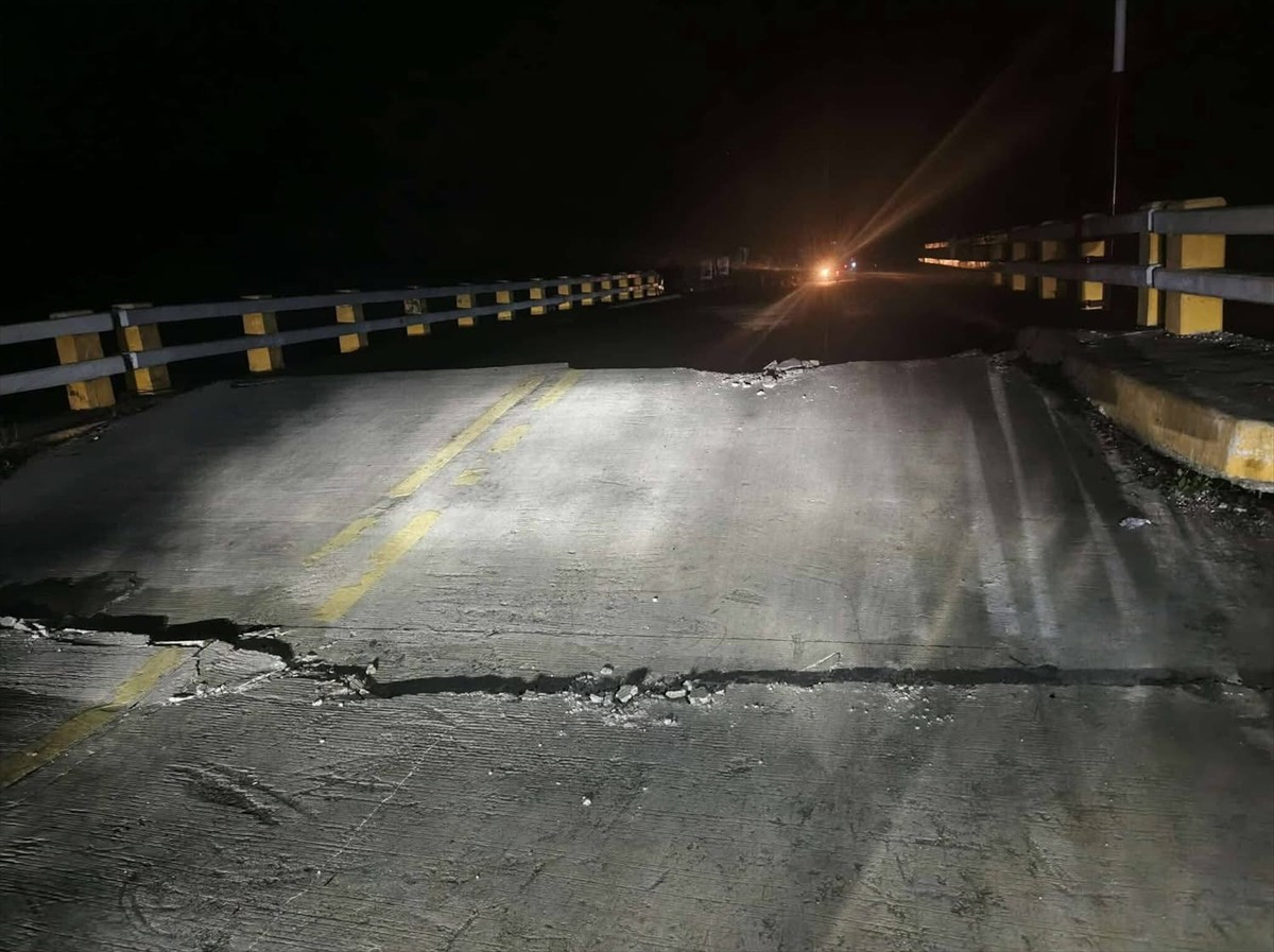 Filipinler'in Palompon bölgesinin batı açıklarında 6,9 büyüklüğünde deprem meydana geldi.
ABD...
