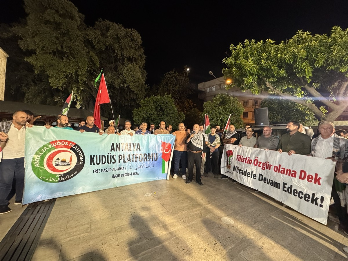 Antalya'da İsrail'in Küresel Sumud Filosu'na yönelik saldırısı protesto edildi.
Türk ve Filistin...