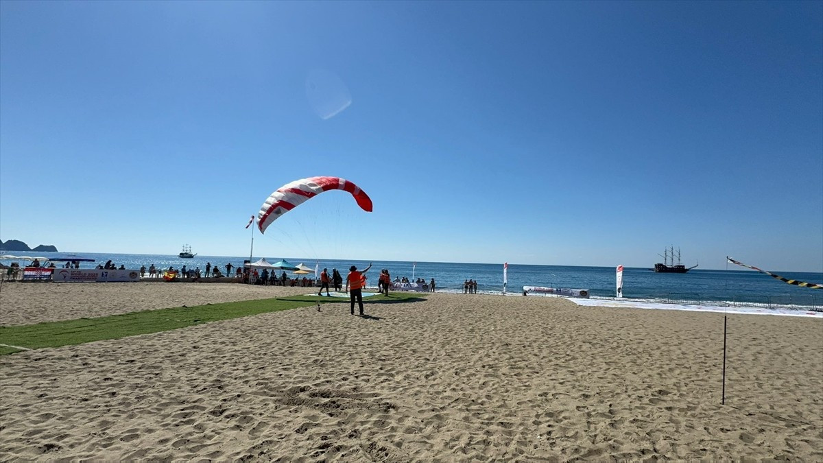 Dünya Yamaç Paraşütü Hedef Şampiyonası, Antalya'nın Alanya ilçesinde devam ediyor.
Uluslararası...