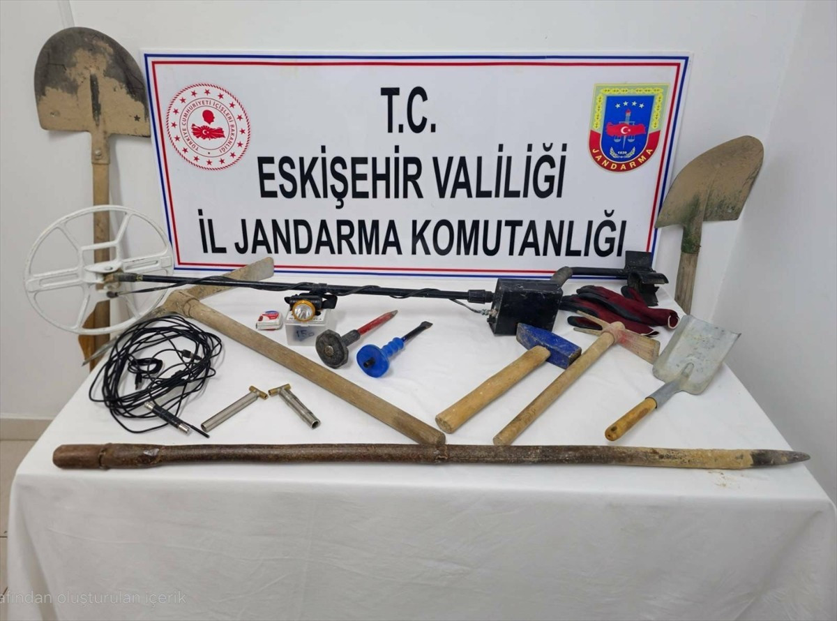 Eskişehir'in Sivrihisar ilçesinde kaçak kazı yaparken suçüstü yakalanan 3 zanlı tutuklandı. 
Kazı...