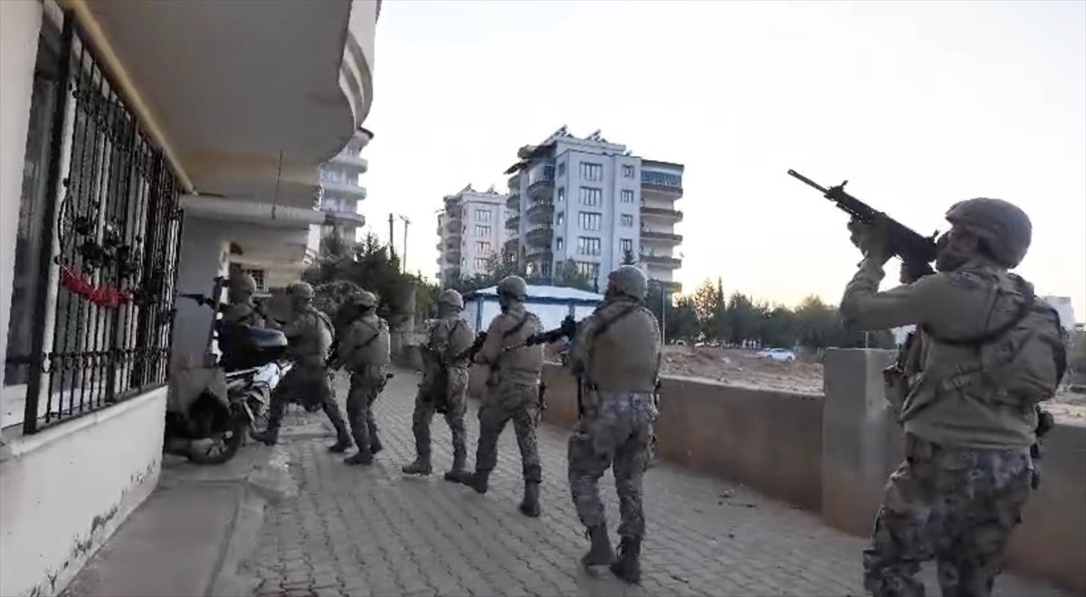 Adıyaman'da düzenlenen kaçakçılık operasyonunda 5 şüpheli gözaltına alındı. 
Belirlenen ev ve iş...
