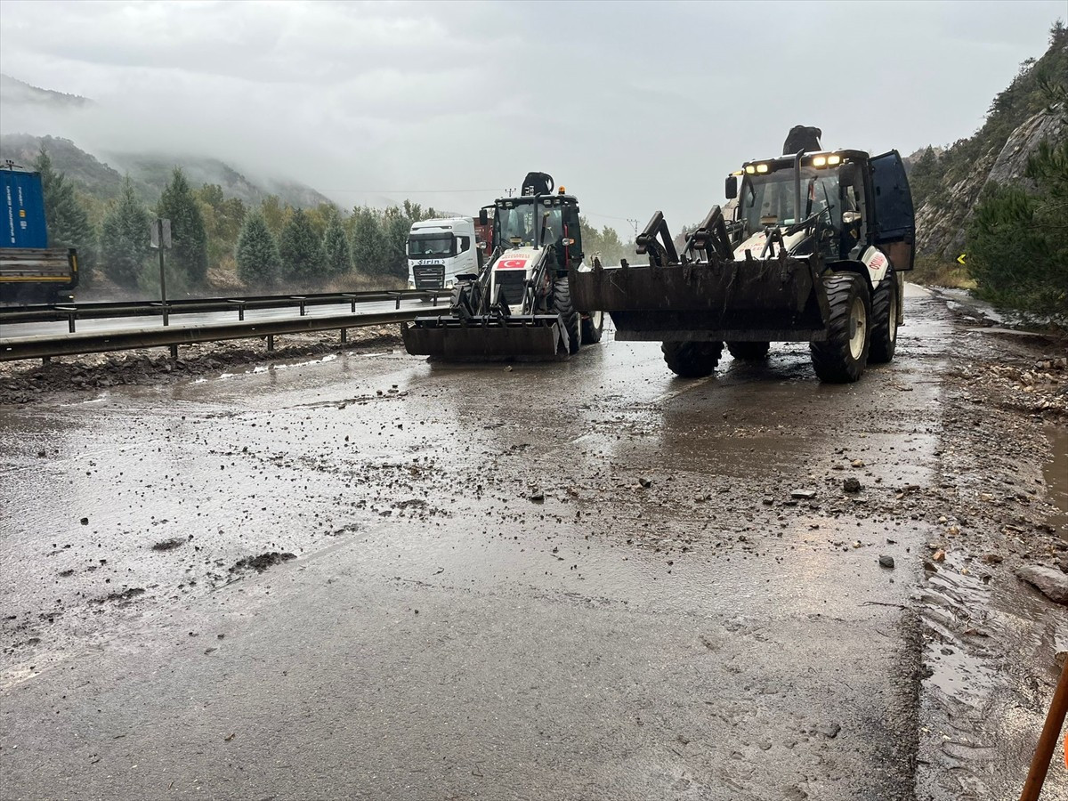 Bilecik'te etkili olan şiddetli yağış nedeniyle Osmaneli ilçesini Sakarya'ya bağlayan kara...