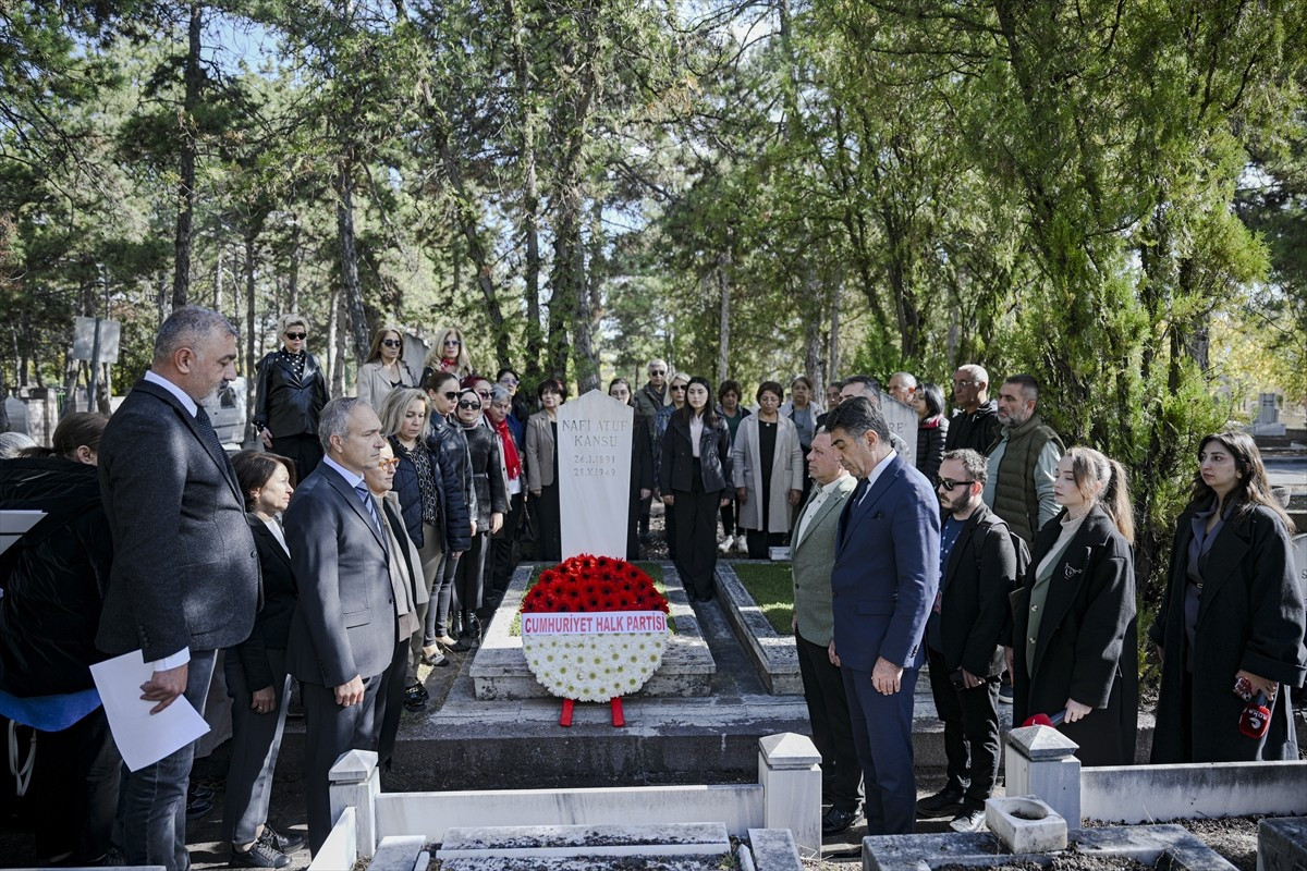 CHP Genel Başkan Yardımcısı Suat
Özçağdaş, beraberindeki partililerle Cebeci Asri Mezarlığı'nda...