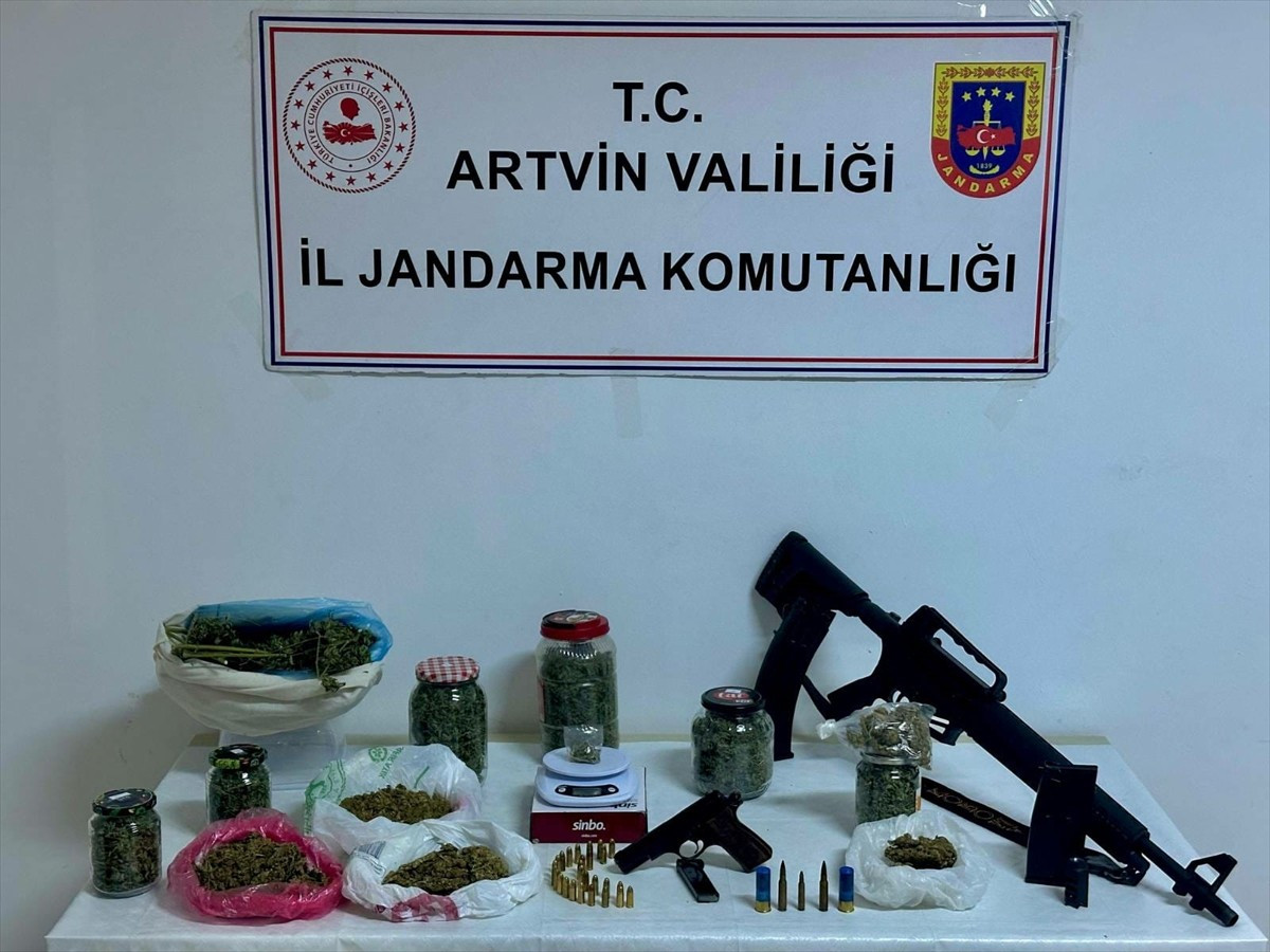 Artvin'de uyuşturucu operasyonunda gözaltına alınan zanlı tutuklandı.
Aramalarda, 2 kilo 970 gram...
