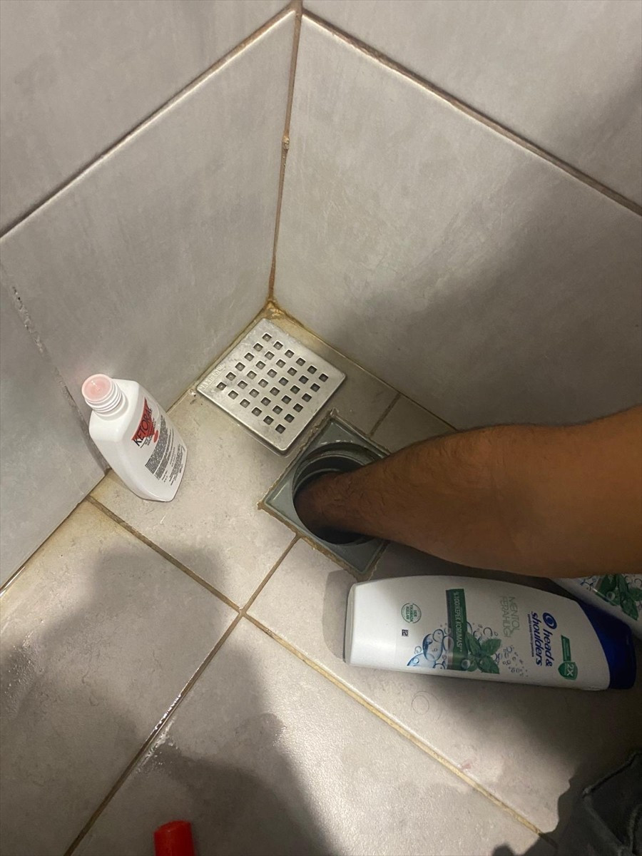 
Isparta'da eli banyo giderine sıkışan kişi, itfaiye ekiplerince kurtarıldı.