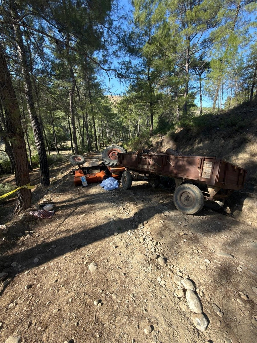 Antalya'nın Serik ilçesinde traktörün altında kalan sürücü yaşamını yitirdi.