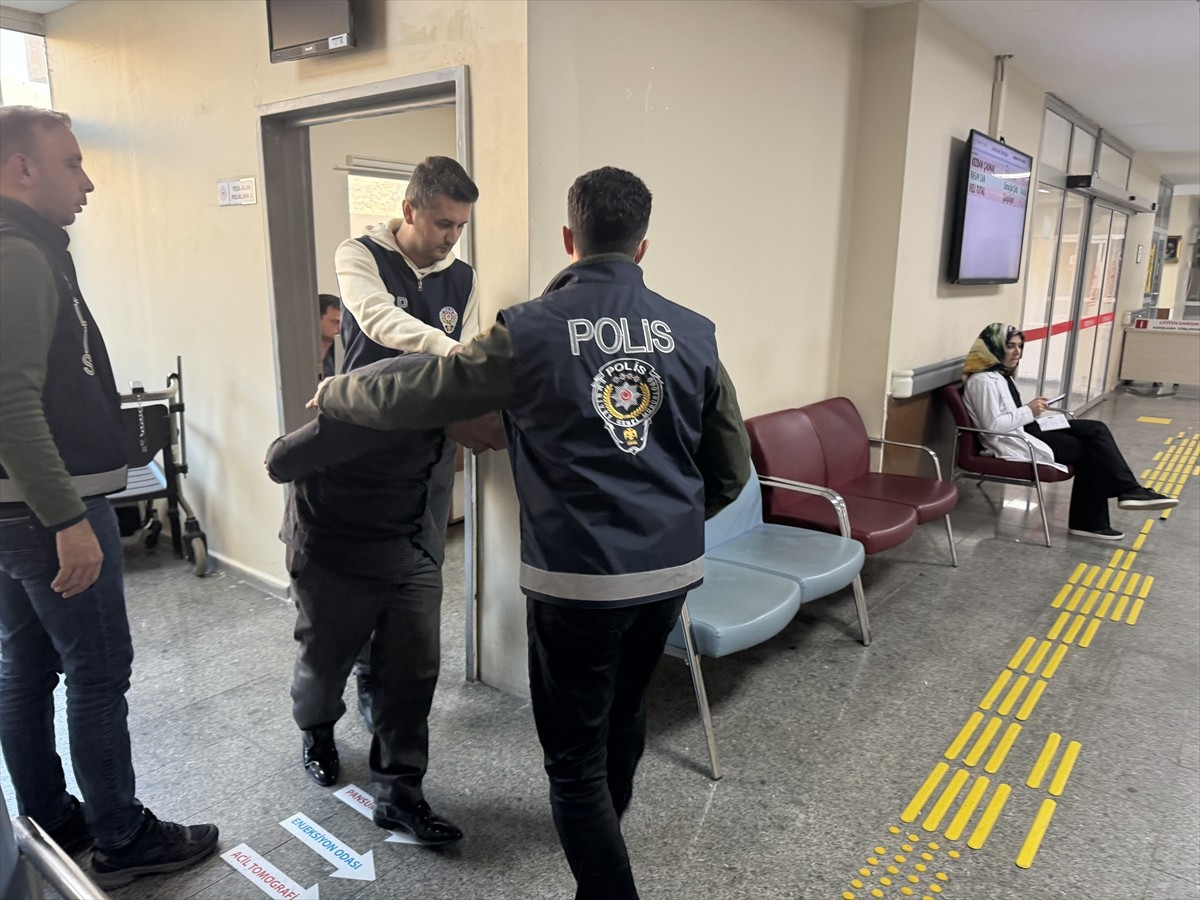 Gümüşhane'de eşini bıçakla yaralayan zanlı tutuklandı.
Karaer Mahallesi'nde dün eşi N.K'yi bıçakla...