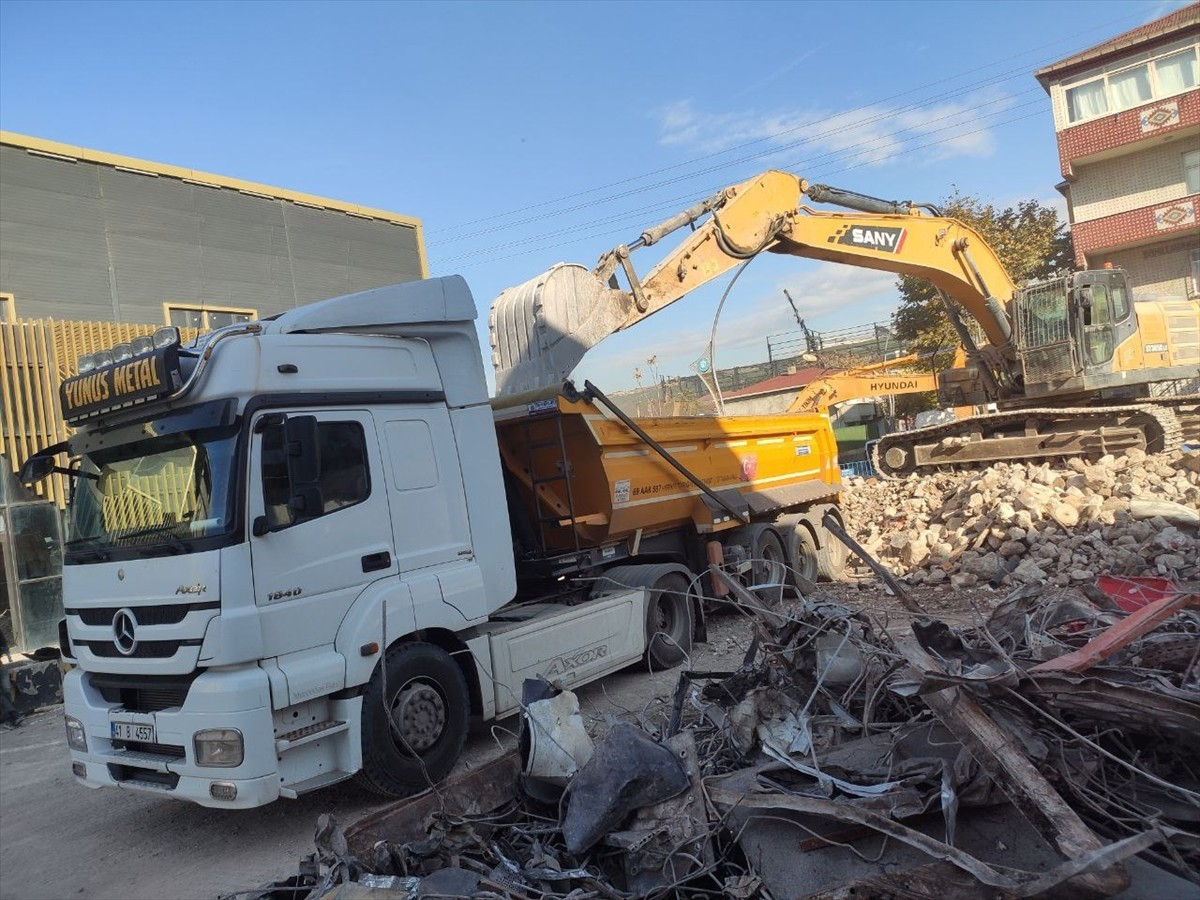 Kocaeli'nin Dilovası ilçesinde çıkan yangında 7 kişinin hayatını kaybettiği fabrikanın yıkım...