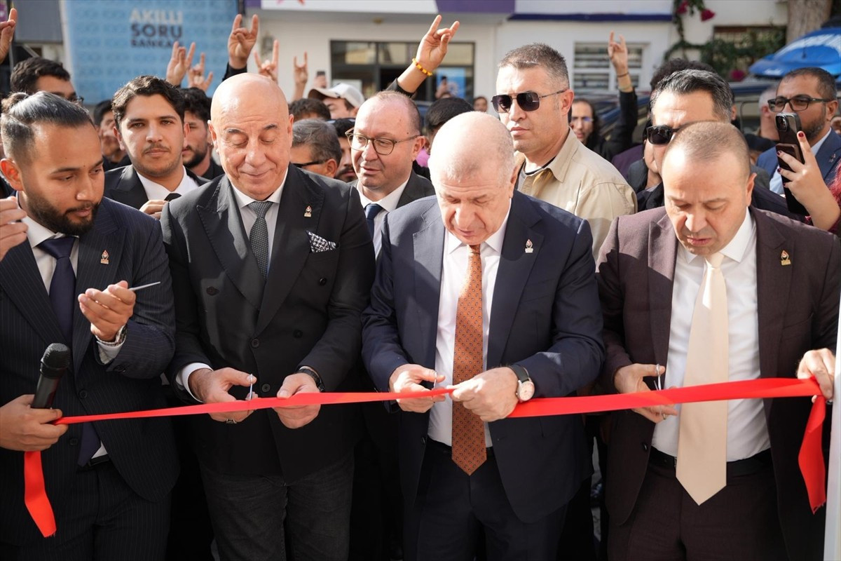 Zafer Partisi Genel Başkanı Ümit Özdağ (sağ 2), Mersin'deki temasları kapsamında
partisinin...