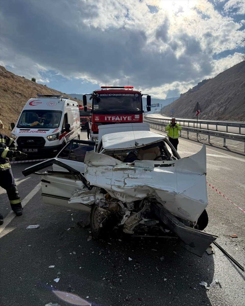 
Denizli'nin Honaz ilçesinde kamyona arkadan çarpan otomobildeki 1 kişi öldü, 1 kişi yaralandı....