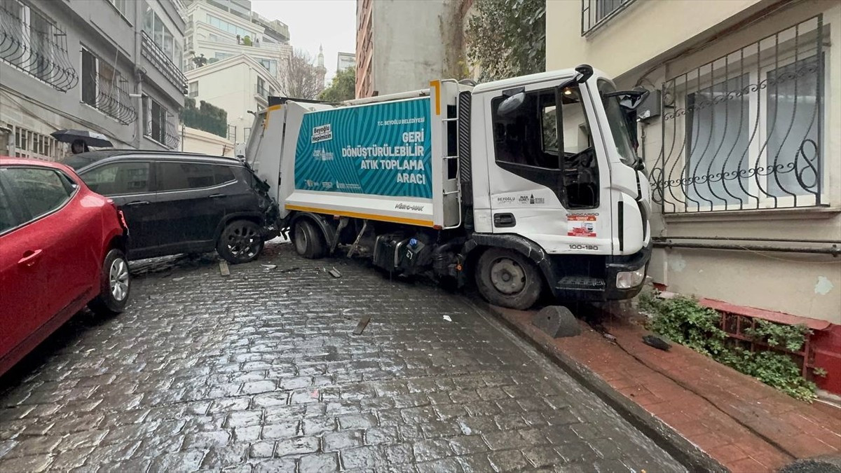 Beyoğlu'nda binaya çarpan çöp kamyonundaki 3 kişi yaralandı. 
Polis ekipleri ise sokağı araç...