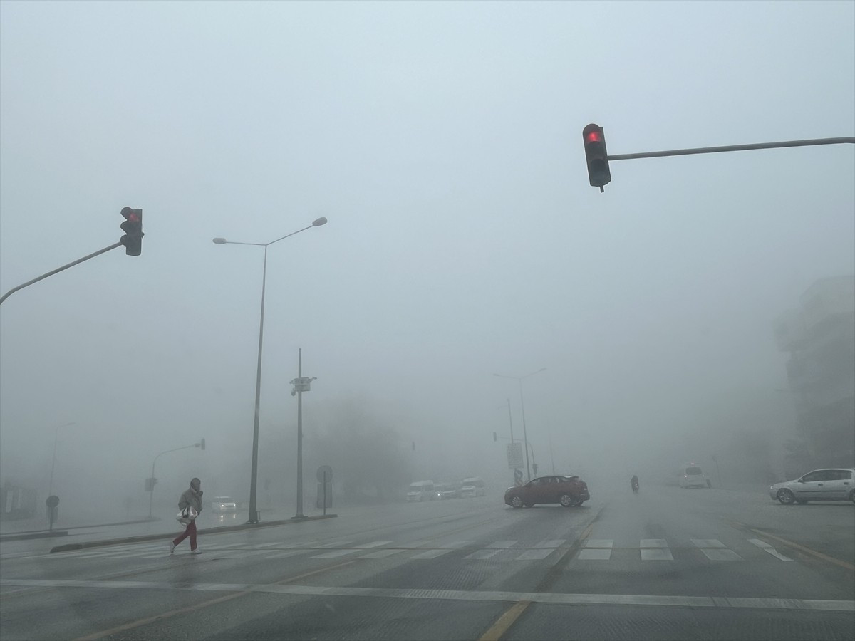 Denizli'de sabah saatlerinde etkili olan sis nedeniyle karayolu ulaşımı olumsuz etkilendi.